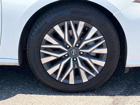 Used 2024 Nissan Altima 2.5 SV FWD image 6
