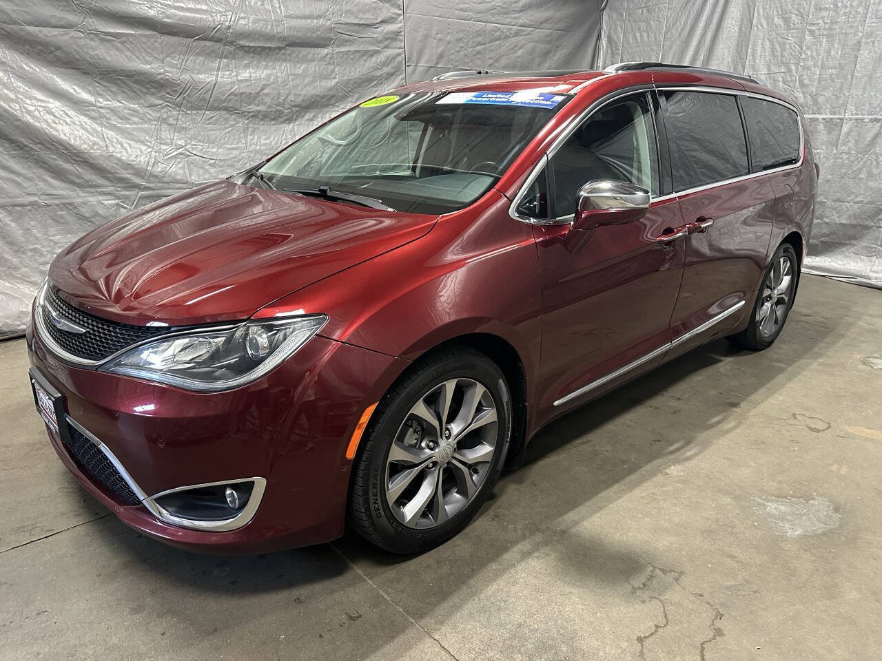 Used 2018 Chrysler Pacifica Limited w/ Tire & Wheel Group FWD image 3