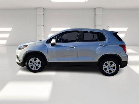 Used 2018 Chevrolet Trax LS image 2
