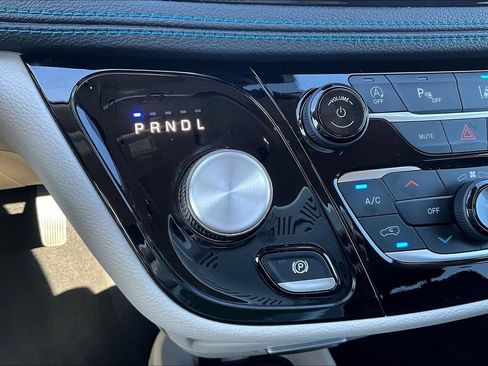 Used 2021 Chrysler Pacifica Touring-L AWD/4WD image 17