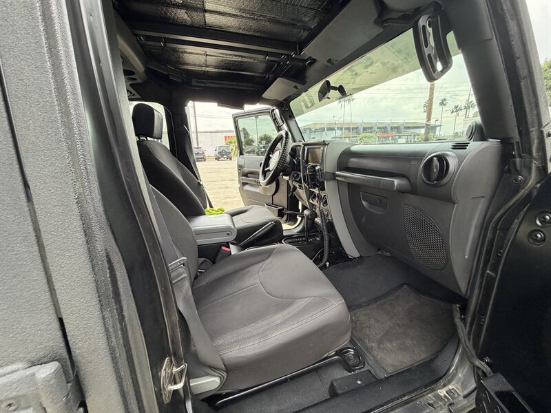 Used 2007 Jeep Wrangler Unlimited Sahara w/ Dual Top Group AWD/4WD image 16