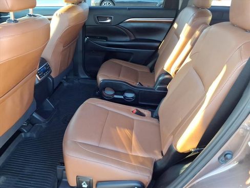 Used 2019 Toyota Highlander Limited Platinum image 7