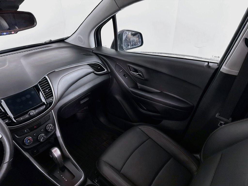Used 2022 Chevrolet Trax LT w/ Premium Seat Package AWD/4WD image 20