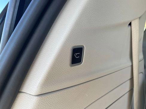 Used 2023 Chrysler Pacifica Touring-L image 23