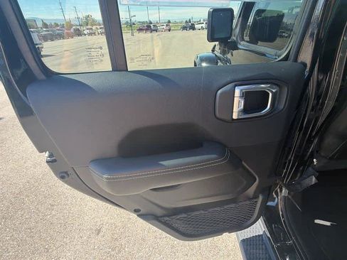 Used 2021 Jeep Wrangler Unlimited Sahara w/ Cold Weather Group AWD/4WD image 17
