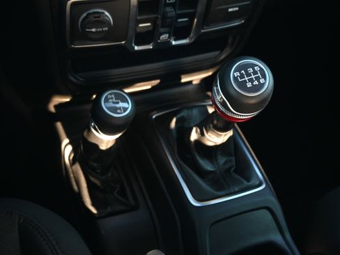 Used 2022 Jeep Gladiator Sport image 19