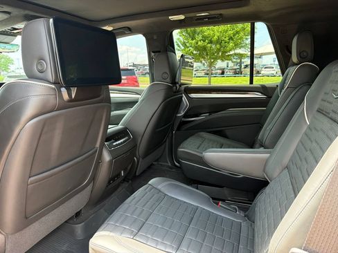 Certified 2026 Cadillac Escalade Platinum Sport w/ LPO, ONYX Package AWD/4WD image 9