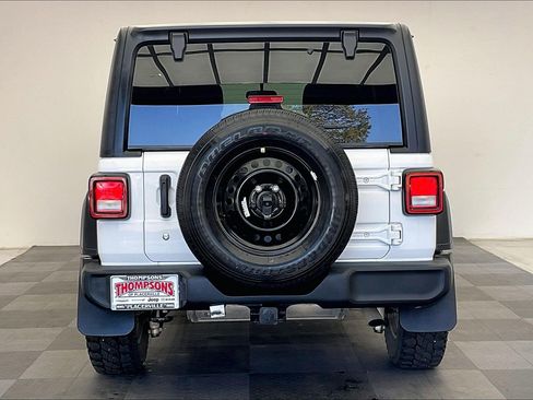 Used 2018 Jeep Wrangler Unlimited Sport S AWD/4WD image 3