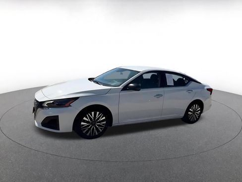 Used 2025 Nissan Altima 2.5 SV FWD image 8