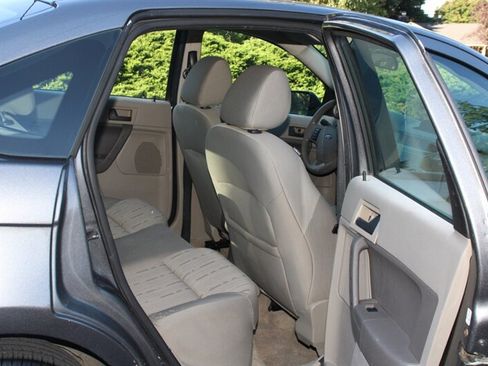 Used 2010 Ford Focus SE FWD image 6