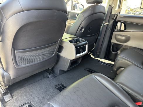Used 2025 Kia Carnival FWD image 15
