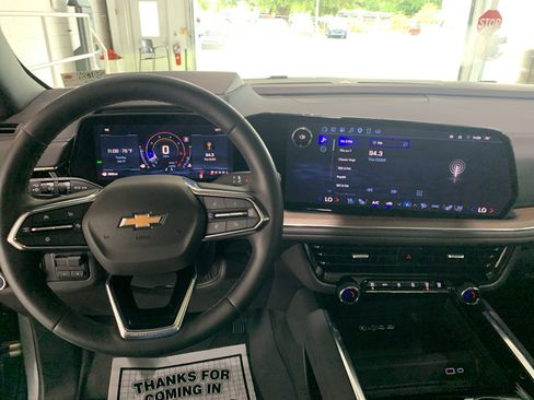 Used 2025 Chevrolet Suburban High Country RWD image 18