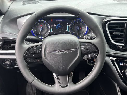 Used 2025 Chrysler Pacifica Limited FWD image 13