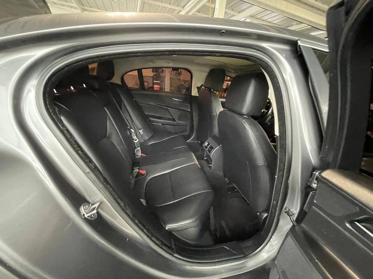 Used 2018 Jaguar XE Premium RWD image 13