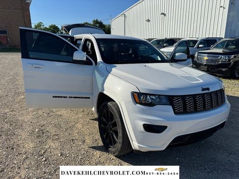Used 2018 Jeep Grand Cherokee Altitude AWD/4WD image 31