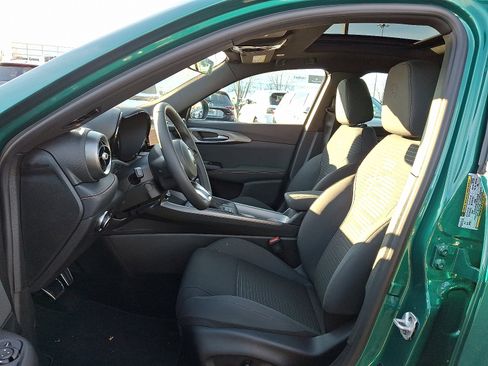 New 2025 Alfa Romeo Tonale image 9