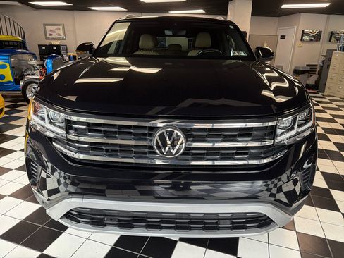 Used 2020 Volkswagen Atlas Cross Sport SEL image 2