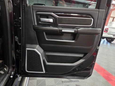 Used 2019 RAM 2500 Laramie w/ Black Appearance Package AWD/4WD image 35