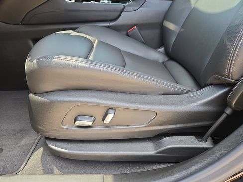 Used 2025 Cadillac XT6 Luxury FWD image 17