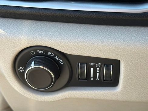 Used 2023 Chrysler Voyager LX FWD image 30