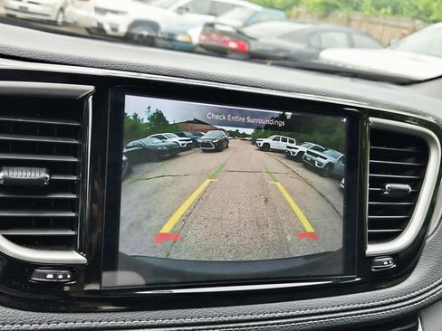 Used 2025 Chrysler Pacifica Select FWD image 26