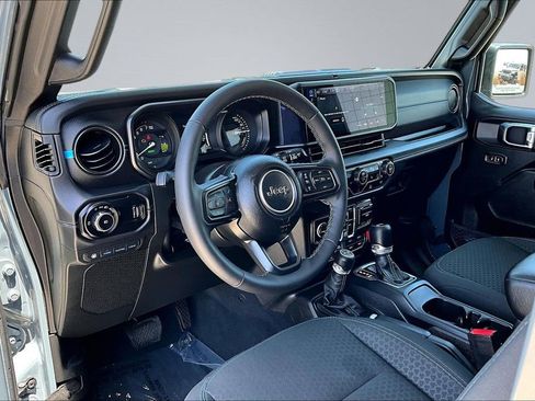 Used 2025 Jeep Wrangler Unlimited Rubicon 4xe w/ Convenience Group AWD/4WD image 4