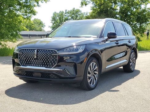 Used 2025 Lincoln Aviator AWD image 2