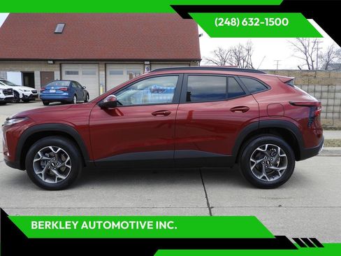 Used 2025 Chevrolet Trax LT w/ Driver Confidence Package FWD image 1