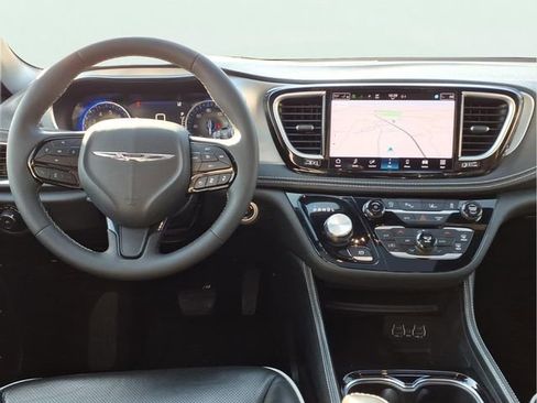 Used 2025 Chrysler Pacifica Limited image 22