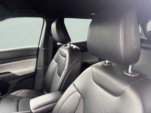 Used 2024 Jeep Compass Latitude image 10