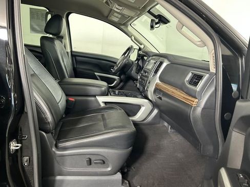 Used 2018 Nissan Titan SL image 29