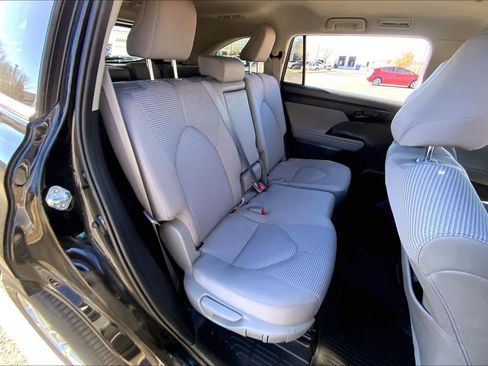 Used 2021 Toyota Highlander LE image 17