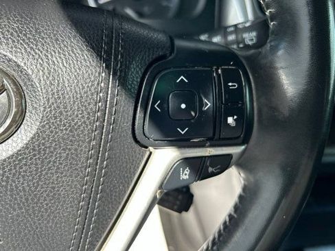 Used 2019 Toyota Highlander XLE FWD image 18