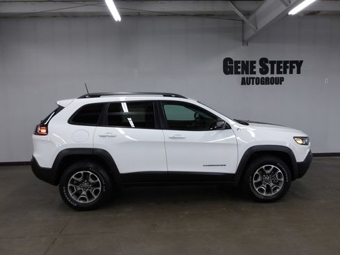 Used 2020 Jeep Cherokee Trailhawk w/ Cold Weather Group AWD/4WD image 3
