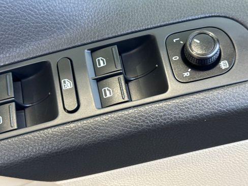 Used 2017 Volkswagen Tiguan S FWD image 12