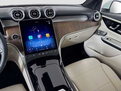 Used 2025 Mercedes-Benz GLC 300 4MATIC image 25