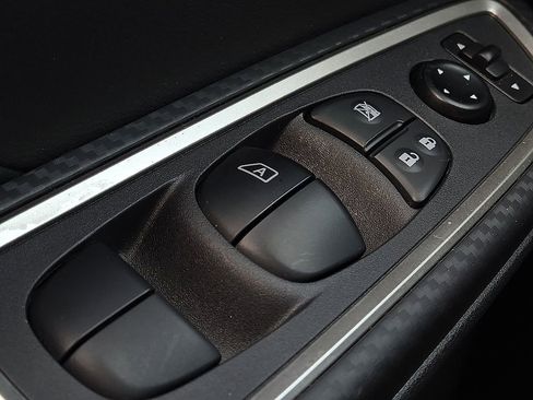 Used 2023 Nissan Versa SR w/ Trunk Package image 17