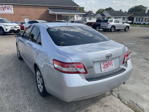 Used 2010 Toyota Camry LE FWD image 5