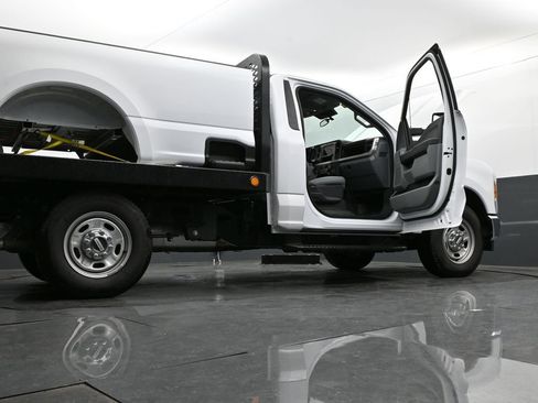 Used 2023 Ford F250 XL w/ XL Chrome Package image 33