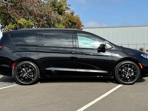 New 2026 Chrysler Pacifica Select image 2