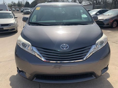 Used 2014 Toyota Sienna XLE image 2