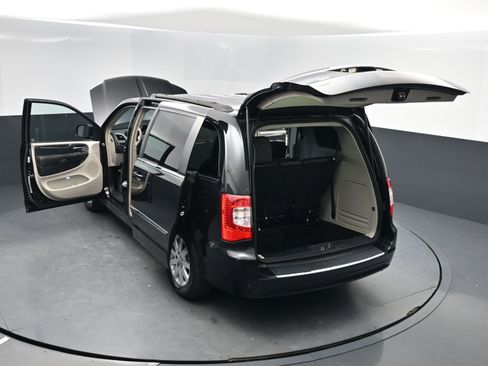 Used 2015 Chrysler Town & Country Touring image 15