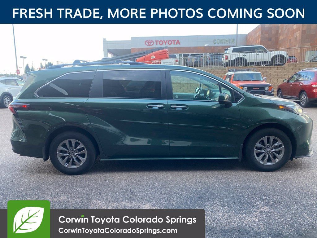 Used 2025 Toyota Sienna XLE AWD/4WD image 10
