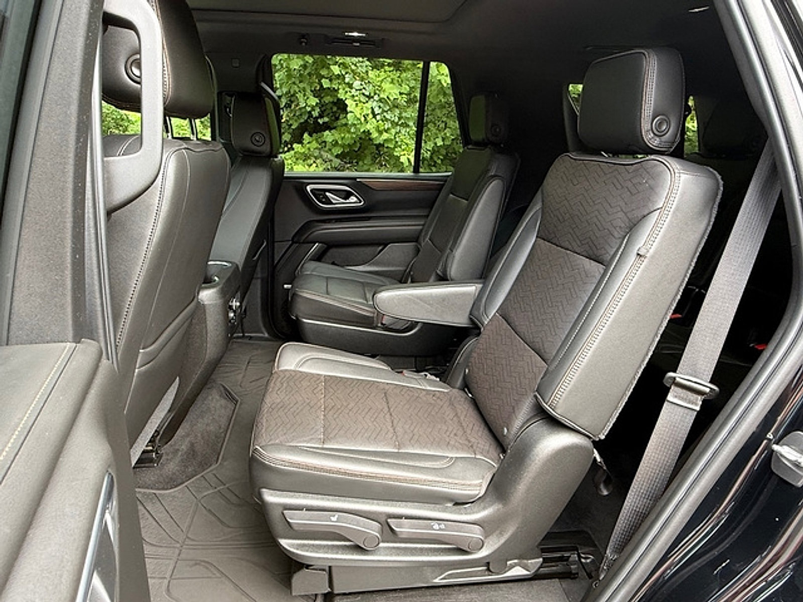 Used 2021 Chevrolet Tahoe High Country w/ Premium Package AWD/4WD image 18