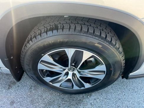 Used 2022 Toyota Highlander XLE AWD/4WD image 15