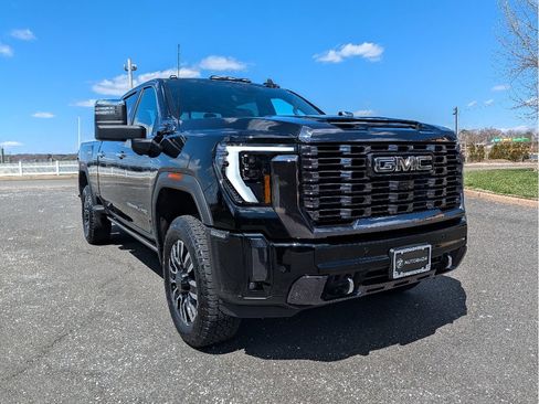 Used 2024 GMC Sierra 2500 Denali Ultimate w/ Max Trailering Package AWD/4WD image 3