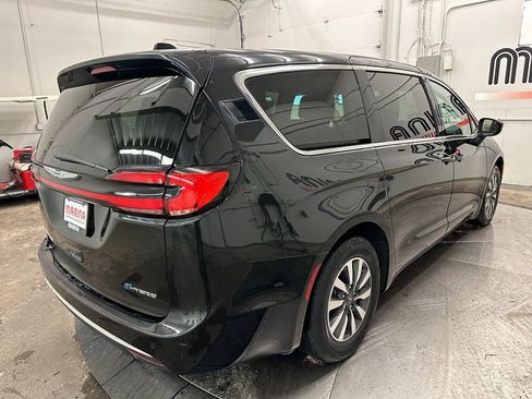 Certified 2023 Chrysler Pacifica Touring-L image 15