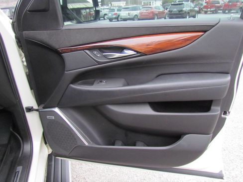 Used 2015 Cadillac Escalade Premium image 20