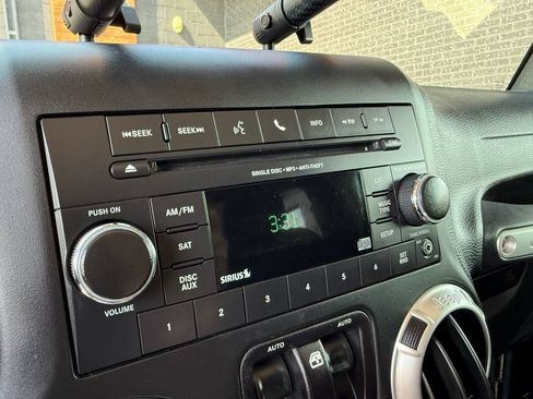 Used 2016 Jeep Wrangler Rubicon w/ Power Convenience Group AWD/4WD image 41