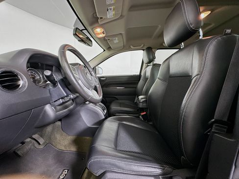 Used 2017 Jeep Compass Latitude FWD image 13